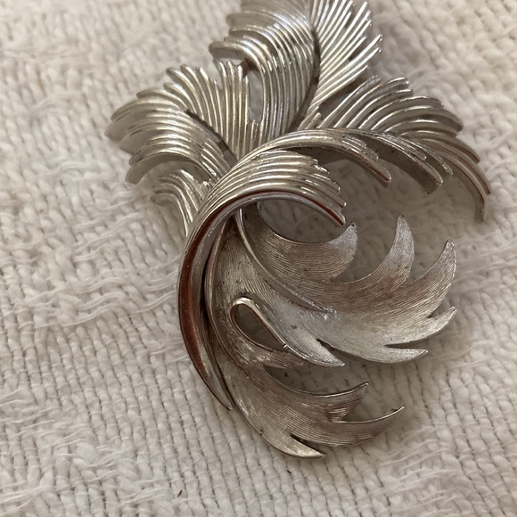 Vintage crown Trifari brooch. Slightly over 3 inches. Perfect. Sweeping scallop - Picture 3 of 7